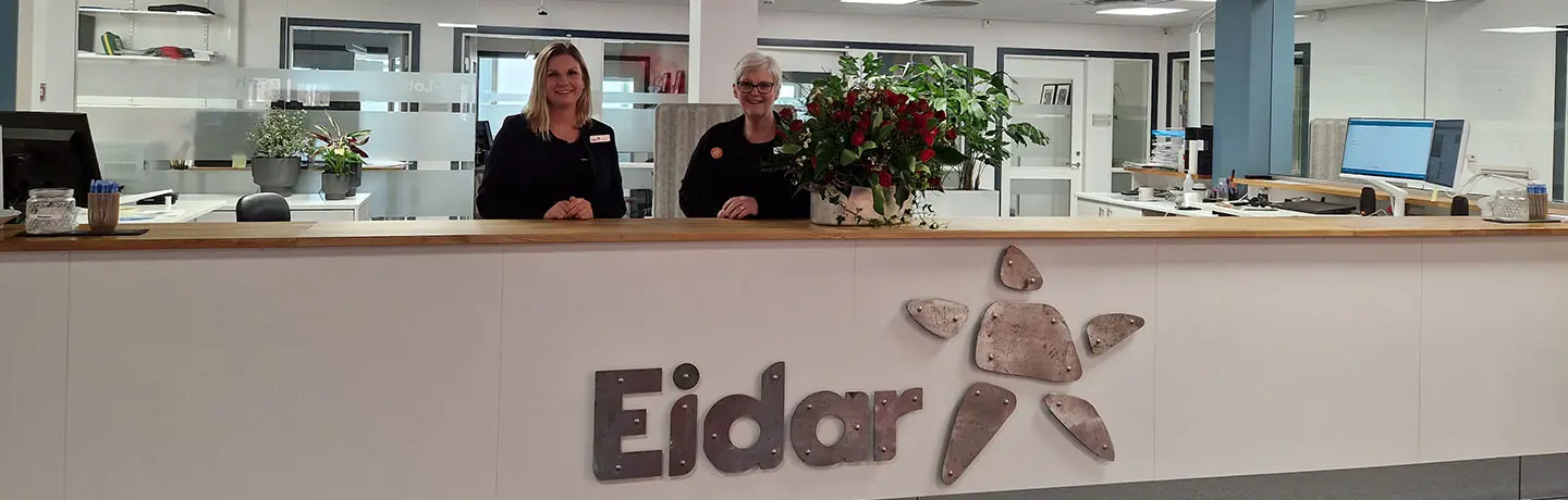 Emma Larsson och Eva-Lott Bussqvist Eriksson står redo att välkomna kunderna i receptionen på Eidar Center.