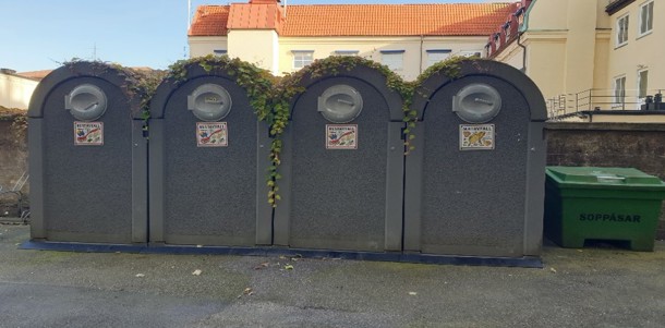 Sopskåp placerade på rad utomhus