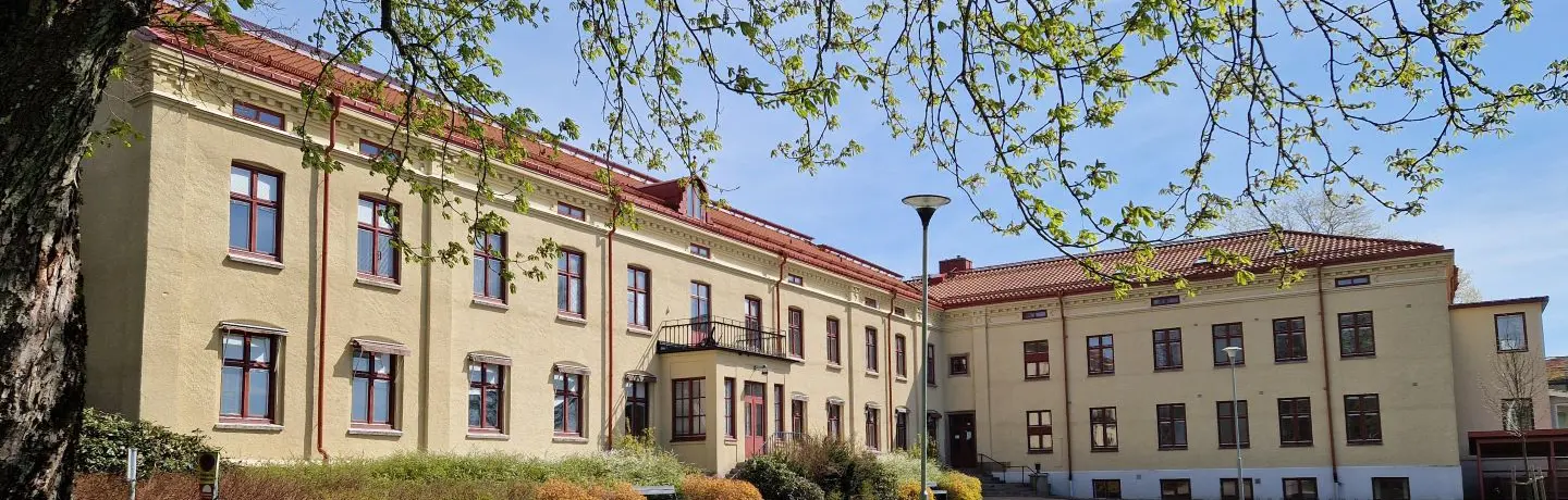 Stavregården är en gammal och anrik byggnad i Trollhättan.