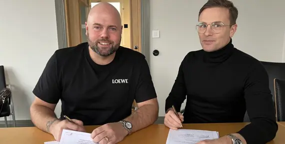 På bilden ser vi Eidars vd, Sanny Mattelin och Pontus Bergqvist, vd för PC Gruppen som vid ett bord och skriva under kontraktet.