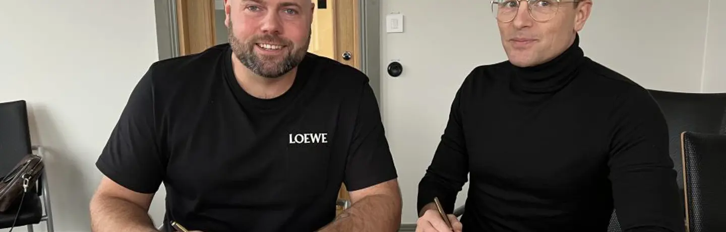 På bilden ser vi Eidars vd, Sanny Mattelin och Pontus Bergqvist, vd för PC Gruppen som vid ett bord och skriva under kontraktet.