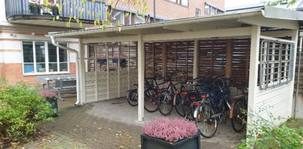 Öppet cykelförråd utomhus