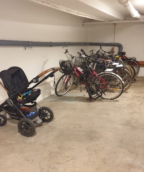 Cykelförråd med betonggolv