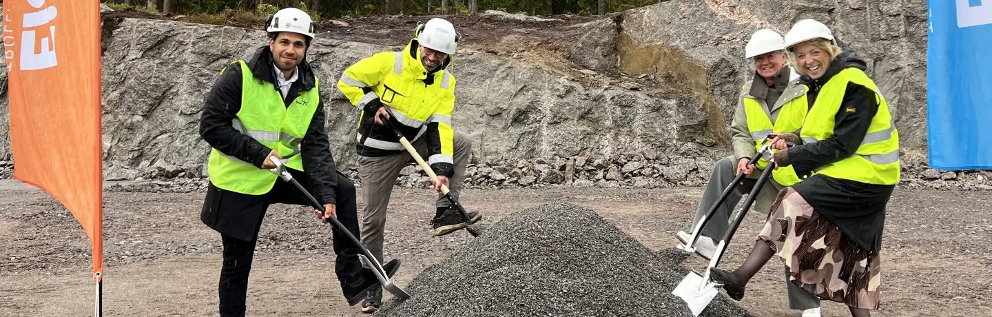Fyra projektdeltagare tar ett spadtag för att markera starten på byggprojektet av två nya LSS-boenden