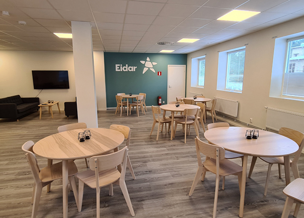 stensmedjans kvarterslokal bord och stolar