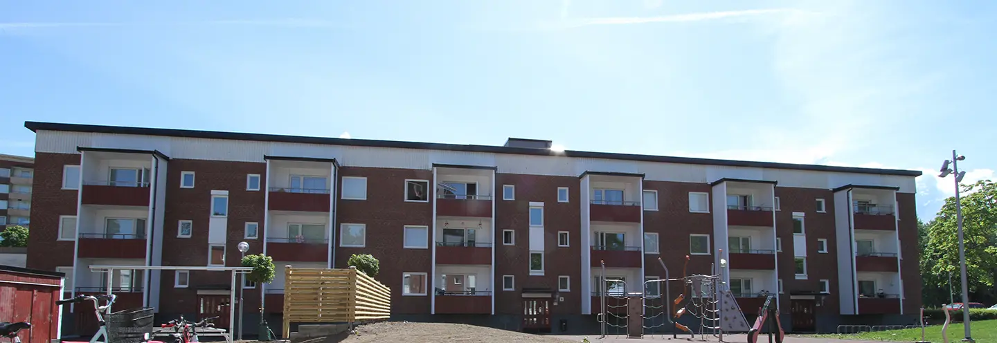 Fasadbild från kvarteret Spaden på Lantmannavägen i Kronogården i Trollhättan.