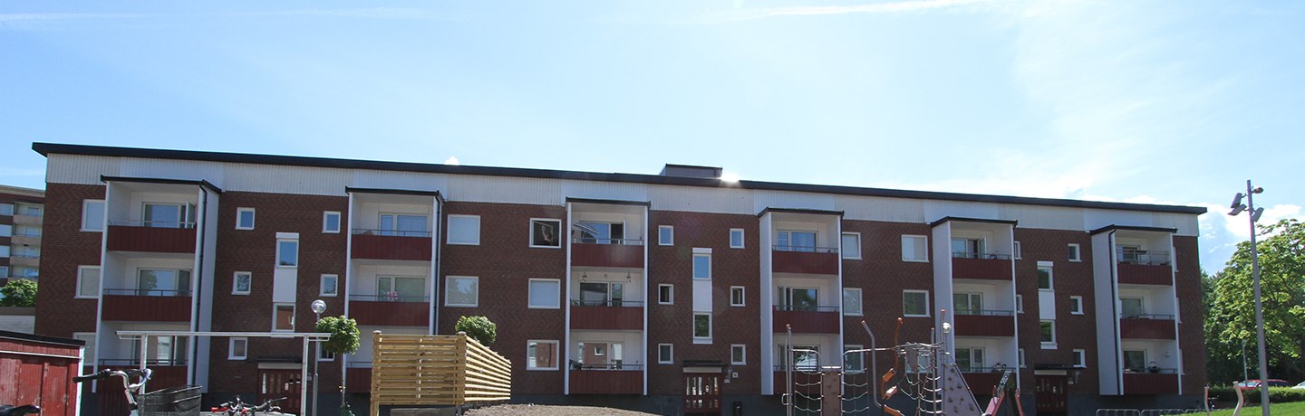 Fasadbild från kvarteret Spaden på Lantmannavägen i Kronogården i Trollhättan.