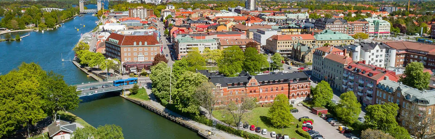 Översiktsbild av Trollhättan med kanalen som sträcker sig genom staden