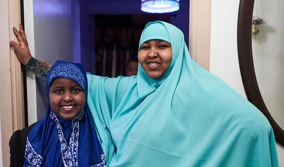 Hyresgäster hos Eidar, mamma och dotter i dörröppning