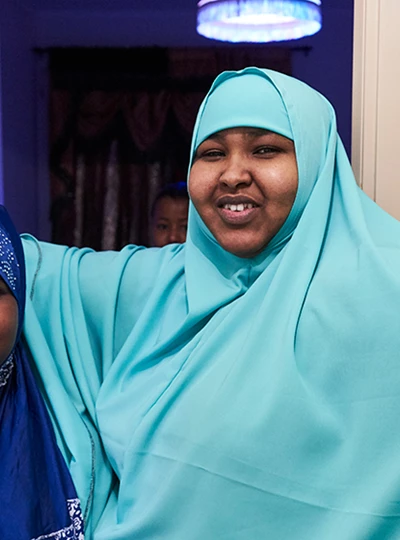 Hyresgäster hos Eidar, mamma och dotter i dörröppning